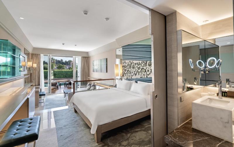 Pool Suite image 3