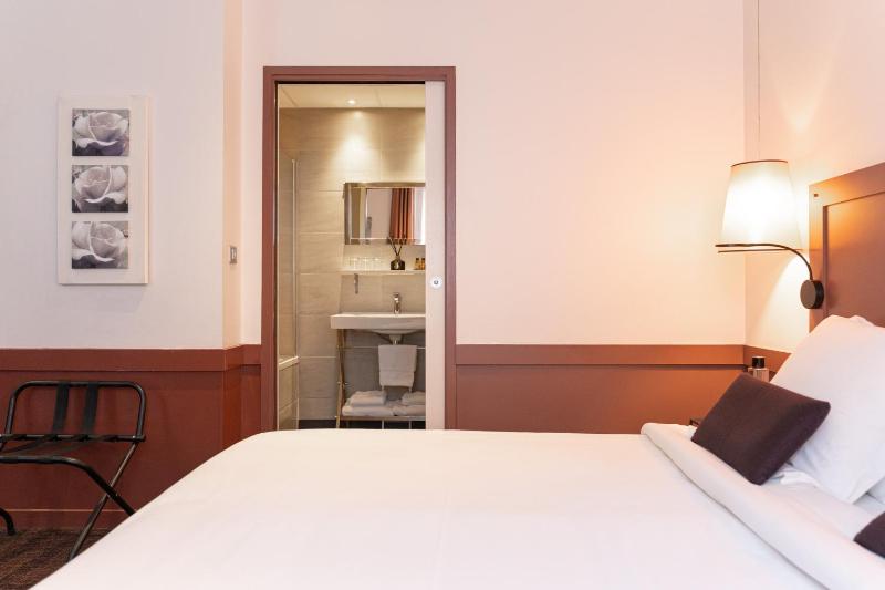 Superior Triple Room image 4
