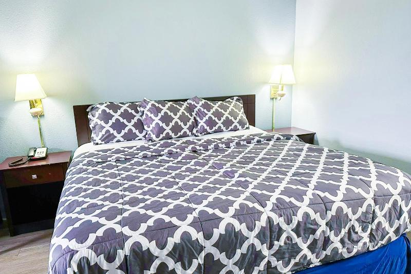 King Bed Smoking	 image 4