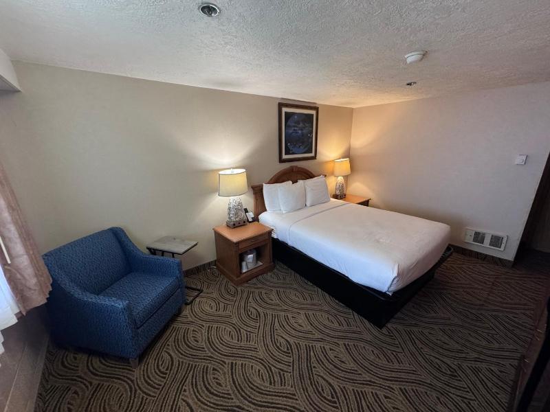 Queen Room image 3