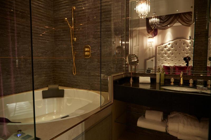 Deluxe Room - Precious with Jacuzzi image 2