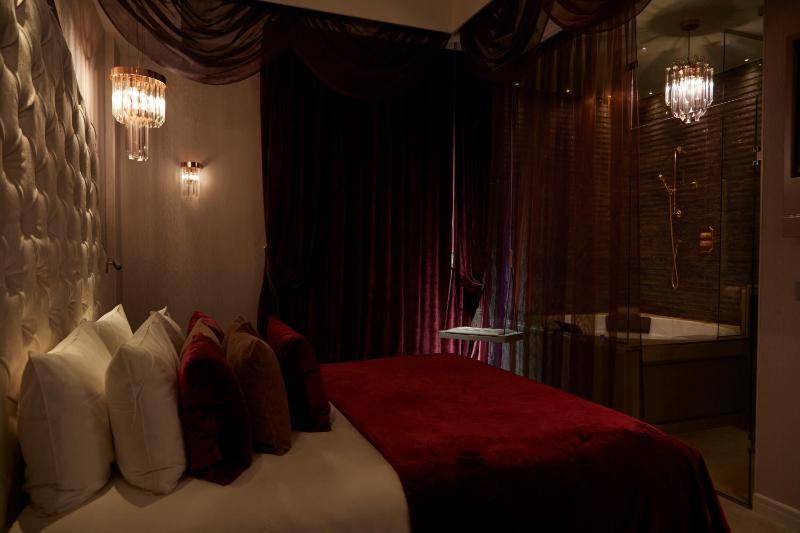 Deluxe Room - Precious with Jacuzzi image 3