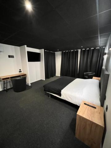 Double Room image 3