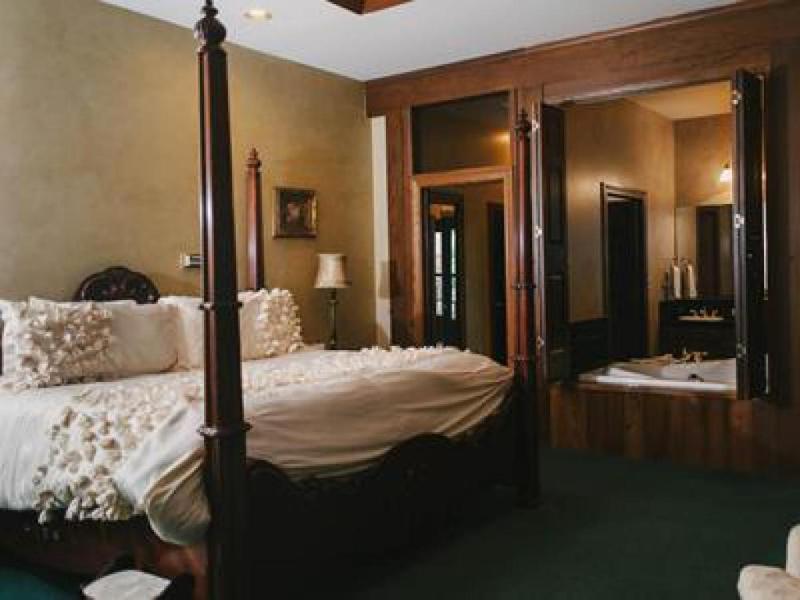 Standard Double Room image 3