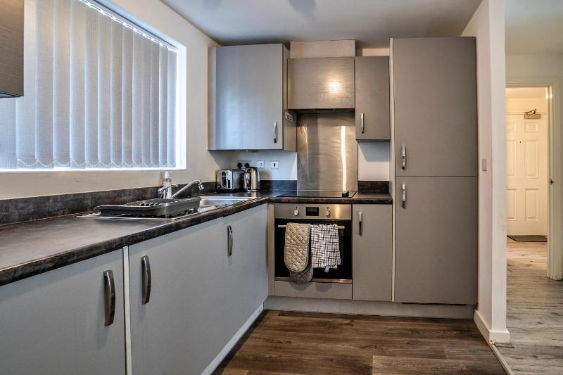 One-bedroom ground floor apartment in Birmingham with parking - image 17