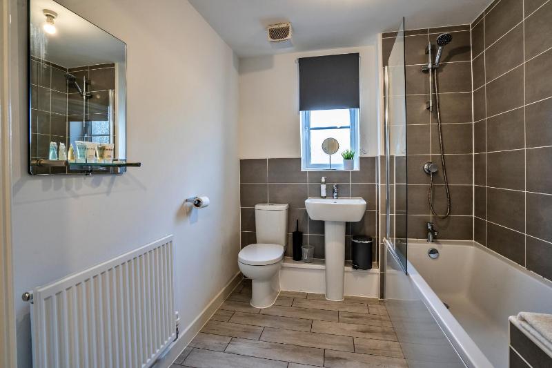 One-bedroom ground floor apartment in Birmingham with parking - image 13