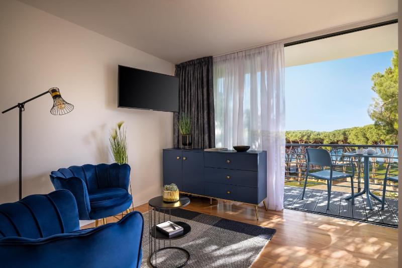 Superior Double Room with Balcony image 3