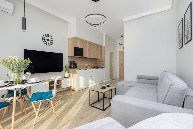 Cozy Studio with River View Spadochroniarzy with Parking & SPA by Noclegi Renters - image 5