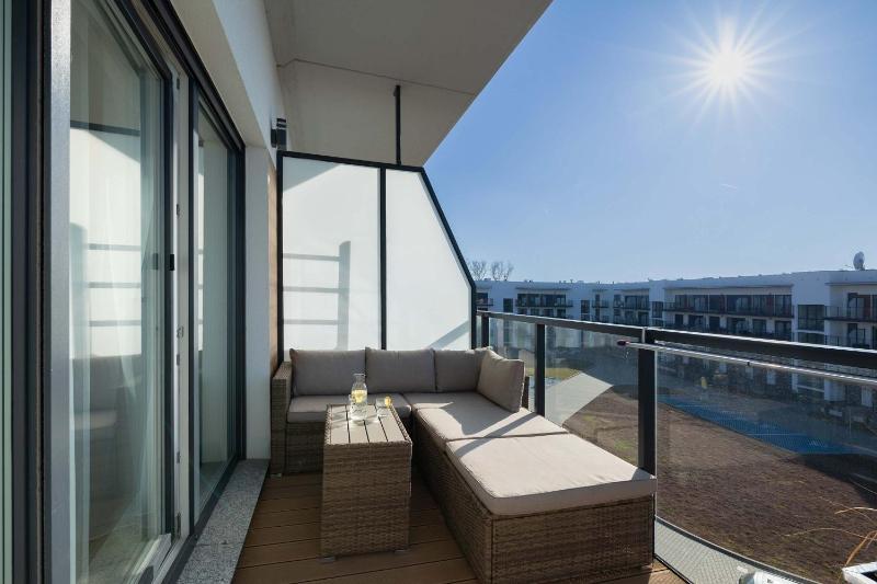 Cozy Studio with River View Spadochroniarzy with Parking & SPA by Noclegi Renters - image 30