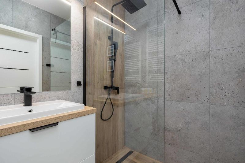 Cozy Studio with River View Spadochroniarzy with Parking & SPA by Noclegi Renters - image 8