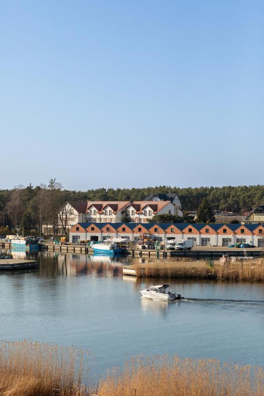 Cozy Studio with River View Spadochroniarzy with Parking & SPA by Noclegi Renters - image 32