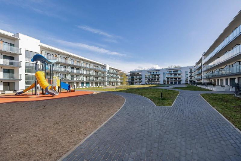 Cozy Studio with River View Spadochroniarzy with Parking & SPA by Noclegi Renters - image 19