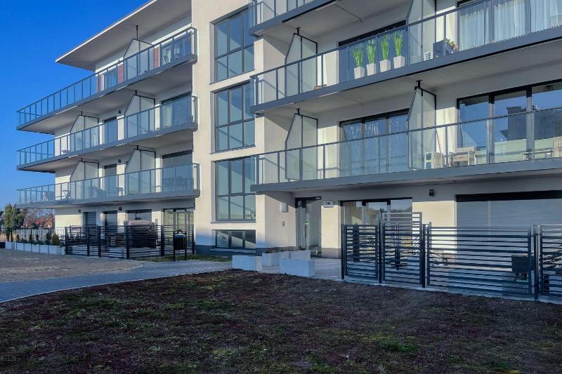 Cozy Studio with River View Spadochroniarzy with Parking & SPA by Noclegi Renters - image 11