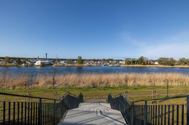 Cozy Studio with River View Spadochroniarzy with Parking & SPA by Noclegi Renters - image 14