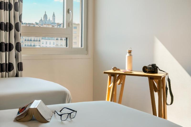 Standard Family Suite with One Double Bed and Twin Beds image 2