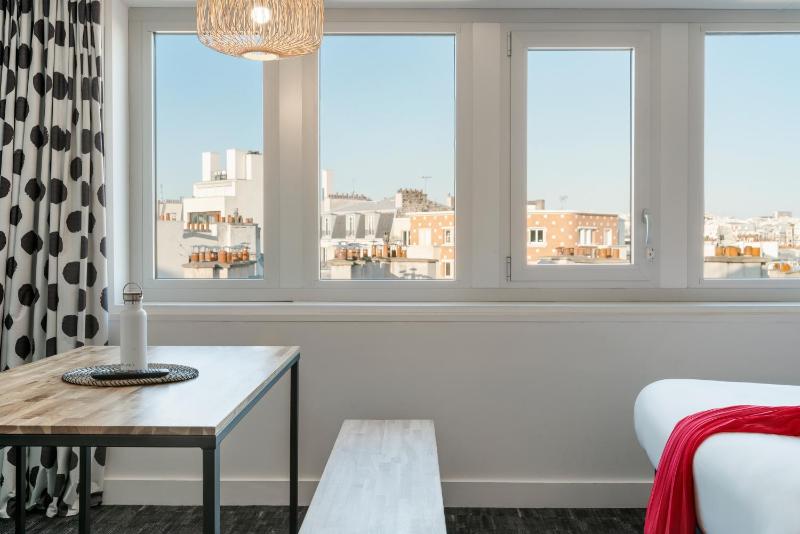 Standard Family Suite with One Double Bed and Twin Beds image 3