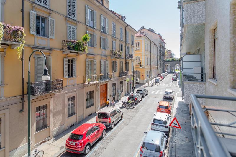Bright and Central Flat - Metro & Station Nearby - image 8