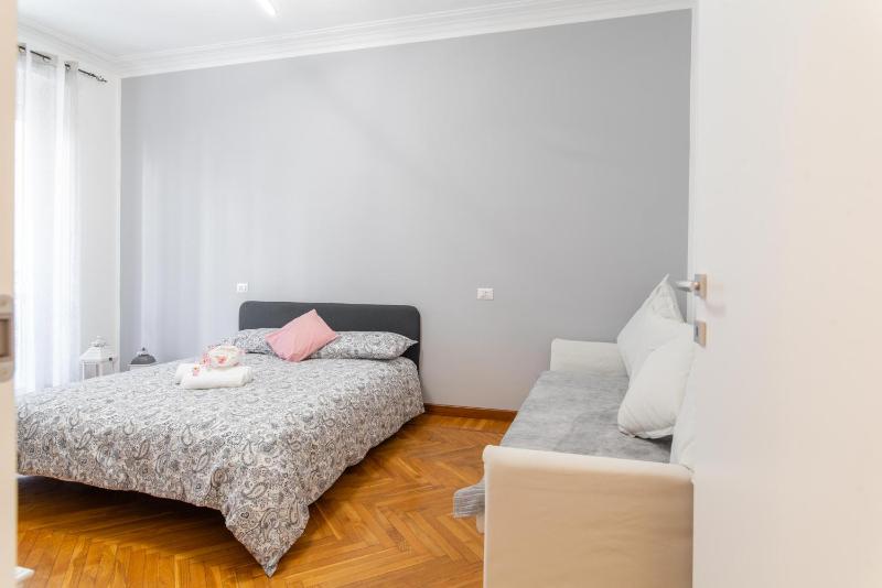 Bright and Central Flat - Metro & Station Nearby - image 11