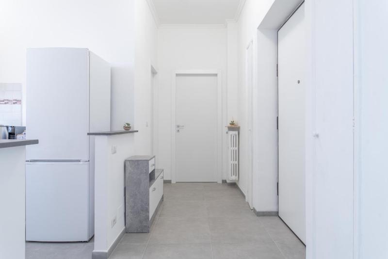 Bright and Central Flat - Metro & Station Nearby - image 10