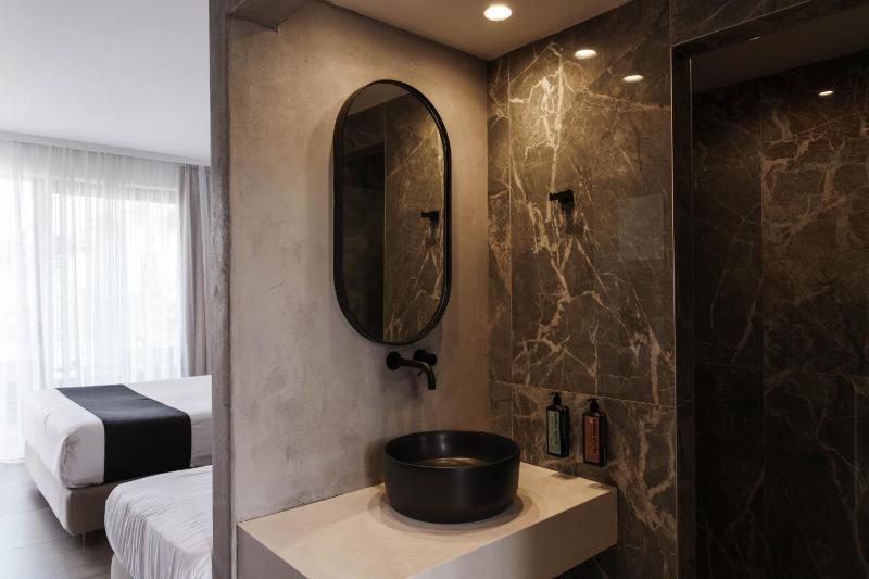 Standard Room image 4
