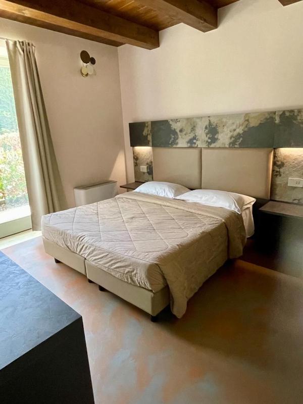 King Room with Pool View image 3