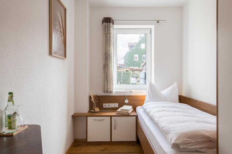Single Room with Bathroom image 3