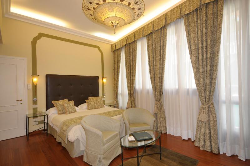 Deluxe Double Room image 3