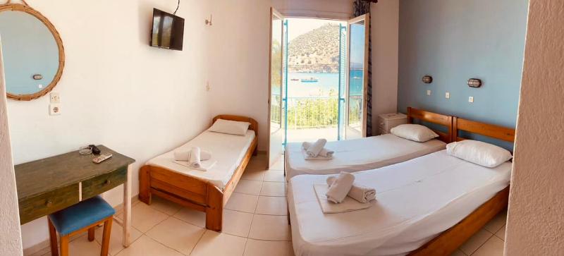 Standard Triple Room with Sea View image 3
