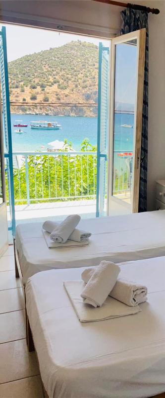 Standard Triple Room with Sea View image 4