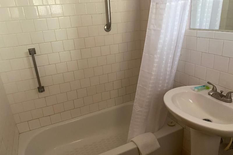 2 Bedroom Apartment with Kitchen image 2