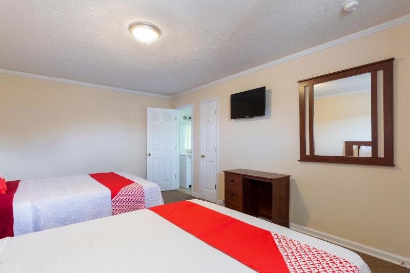 Queen Room with Two Queen Beds image 2