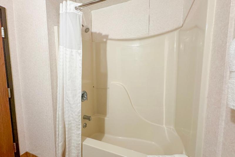 Premium King Bed Non-Smoking with Jetted Tub image 3