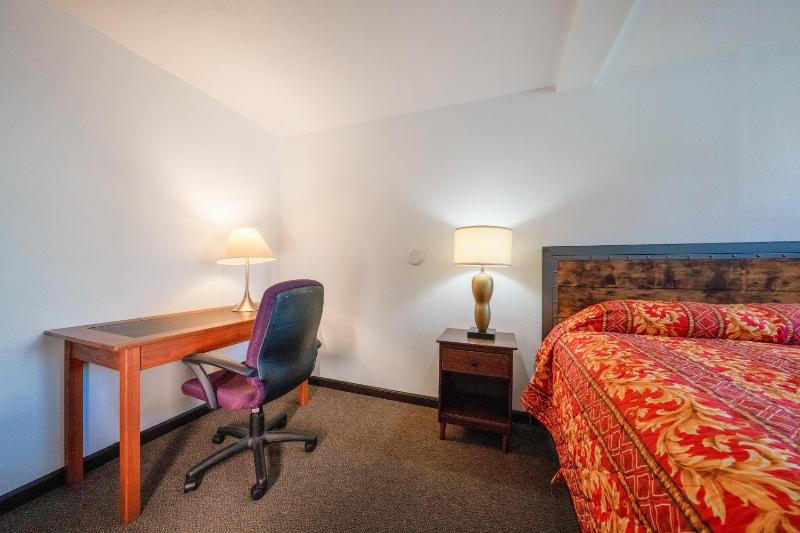 Unicorn Inn by OYO Portland - image 25