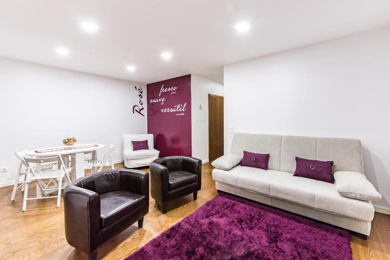 Lounge Inn Guest House - image 15