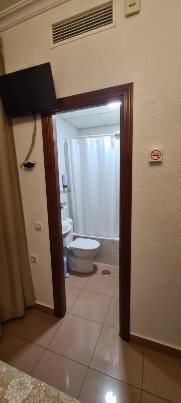 Twin Room image 3