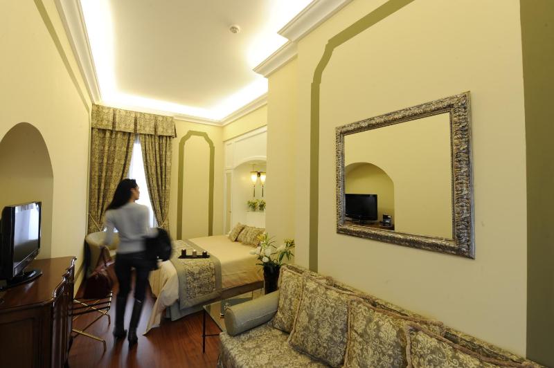 Double or Twin Room with Canal View image 2