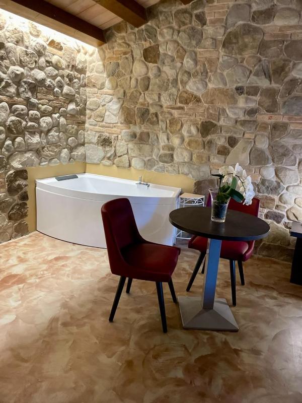 King Room with Spa Bath image 2