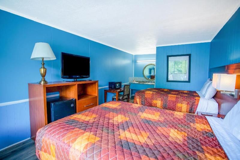Double Room with Two Double Beds Smoking image 3