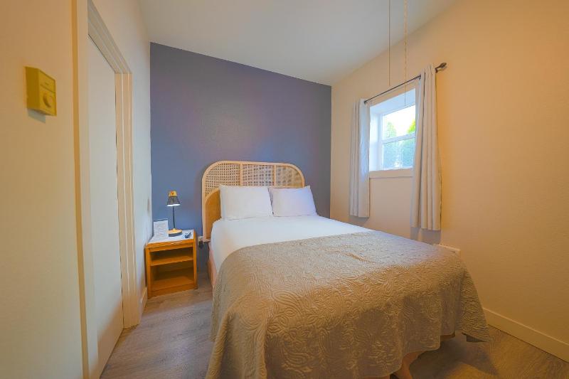 Queen Room image 4