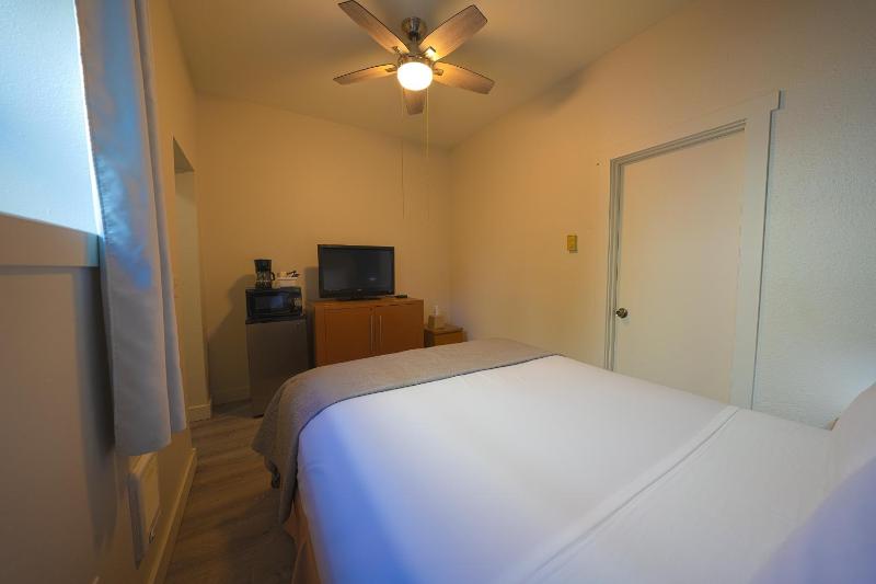 Queen Room image 3