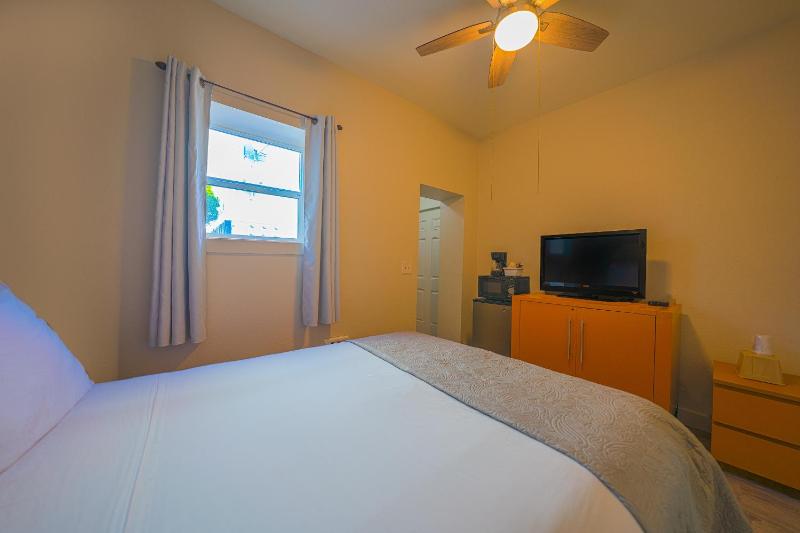 Queen Room image 4