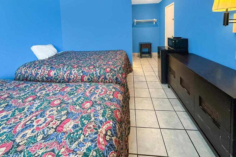 Standard Queen Room with Two Queen Beds image 3