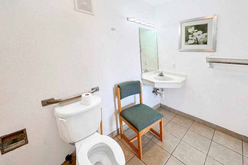 Standard King Room image 2