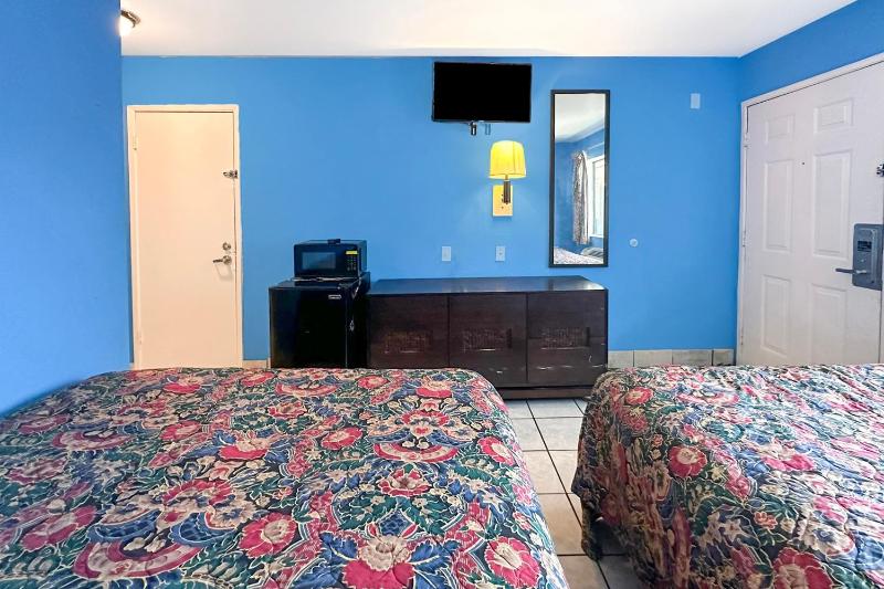 Standard Queen Room with Two Queen Beds image 4