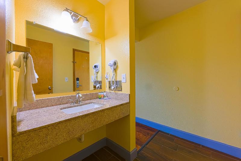 Queen Room with Balcony image 4