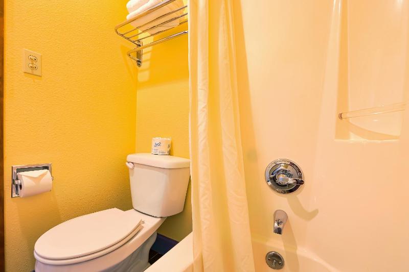 Queen Room image 2