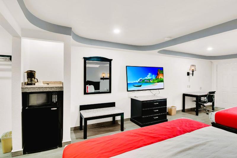 King Room with Two King Beds image 4