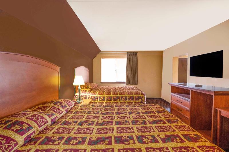 Premium 2 Queen Bed with Kitchenette	 image 4