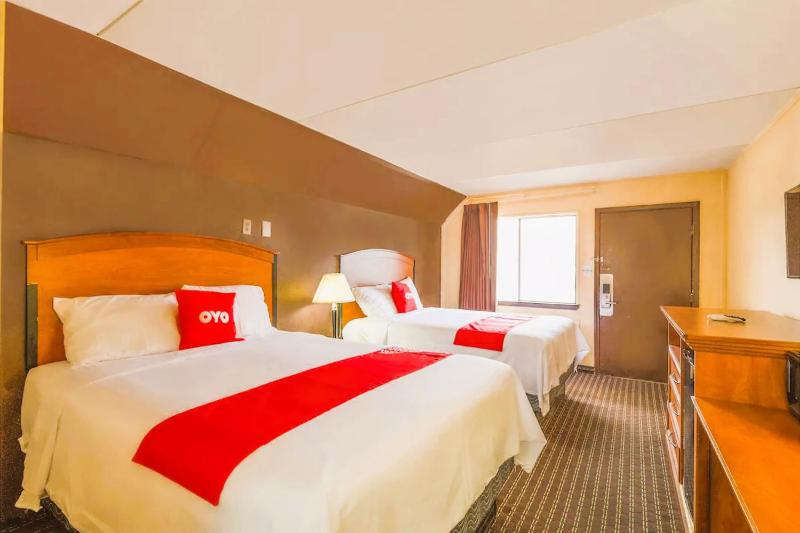 Queen Room with Two Queen Beds image 4
