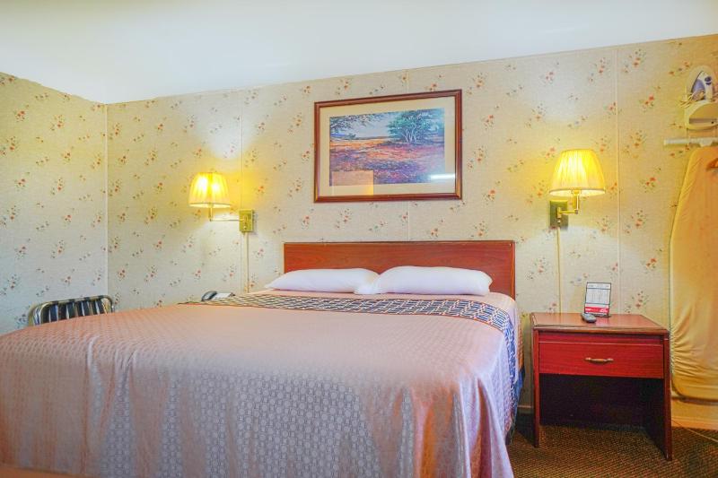 Queen Room image 3